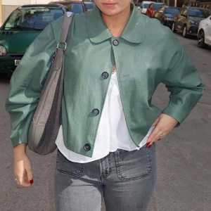 Grön skinnjacka från nakd - Grön skinnjacka från Nakd adj storlek 36💕💕