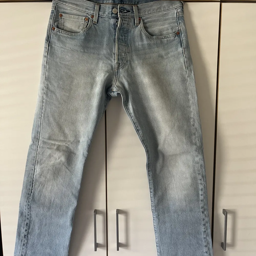 Ljusblåa Levis jeans i bra skick, storlek W31L32. Jeans & Byxor.
