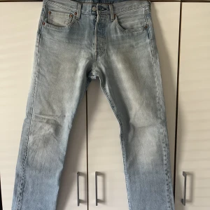 Levis jeans - Ljusblåa Levis jeans i bra skick, storlek W31L32
