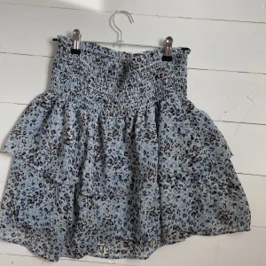 Chelsea kjol - Säljer den här kjolen från Chelsea då den inte kommer till användning . Nypris är 500 kr 💗