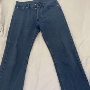 Ett par space relaxed jeans från Weekday. Ordinarie pris 600kr. Mitt pris: 150kr. Skick 9/10, sköna byxor perfekta till sommaren!