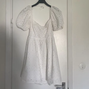 Vit klänning - Sommarklänning från zara. Storlek L men passar M och S. Jätte bra skick, endast använd en gång. 
