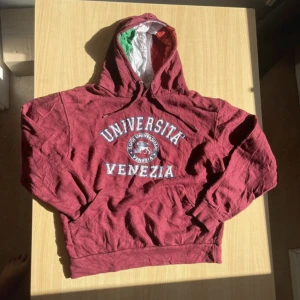  Vintage hoodie - Snygg hoodie med Italiens flagga i luvan💕 Skriv för fler bilder eller vid intresse❤️