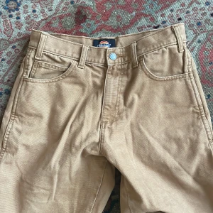 Dickies shorts  - Säljer mina baggy dickies shlrts eftersom de inte är min stil längre, köpte de för 700 för ett år sen. De passar för mig nu(173) men också för mycket kortare med skärp.