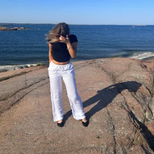 HM linnebyxor - Säljer likadana linnebyxor som på första bilden fast svarta. Det är dom lågmidjade från HM. Säljer för att dom svarta var lite stora i midjan på mig. Storlek M, massar M/S. Bra i längden på mig som är 163🤍 Nypris 299