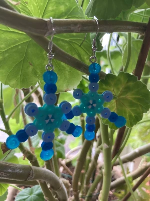 Snowflakeörhängen (sea) - Jättefina örhänges som passar alla! ❤️ Vattentäta! ☺️ Nickelfria krokar! 🩵 Ca: 4,5cm högt & 4cm bred som längst! 🩷