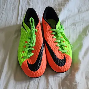 Nya oanvända  nike hypervenom fotbollsskor storlek:38.5