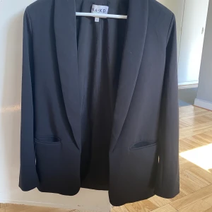 Kavaj från NA-KD - Använd några gånger. Ganska bra i kvaliteten. Lite oversized i storleken. 