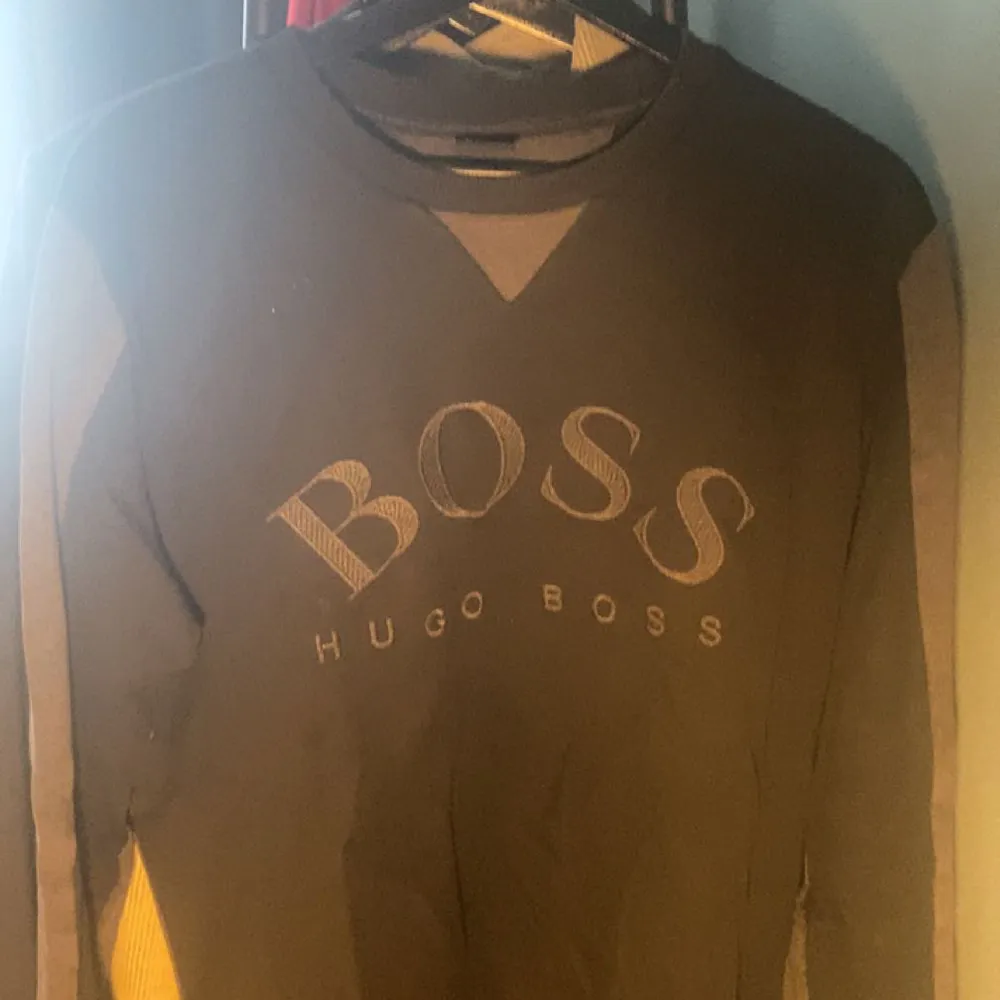 Säljer min Hugo boss tröja!  Den är lite trasig i Sömmen på ena armen, men det syns knappt. Liten i storlek, skulle passa dom som vanligtvis har storlek Medium.. Tröjor & Koftor.