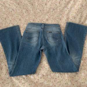 Säljer mina lågmidjade Lee jeans då de är för små och korta på mig som är 172. Innerbenslängden är 76cm och midjemåttet är 37cm rakt över. de är aldrig använda och i väldigt bra skick. kontakta vid frågor intresse eller bilder (helst inte på då jag knappt får på dom)💗