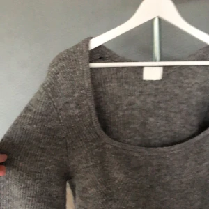 Grå tröja  - Säljer en grå stickad tröja från hm i stl s (stor i stl) aldrig anndvänt i fint skick💕💕