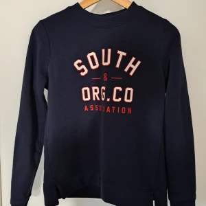 Sweater  - Fina färger men passar inte mig längre, därför säljer jag den.