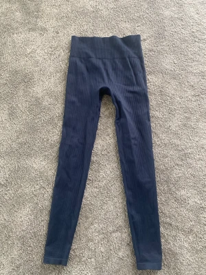 Träningstights  - Snygga tights från rönisch i storlek s/m, ribbade. Fint skick! ❤️