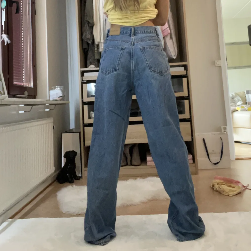 Midwaist baggy jeans från weekday, sparsamt använda och i gott stick🩷skulle säga lite större i storleken än vanligt. Jeans & Byxor.
