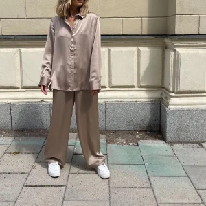 Siden set. Byxa och kjorta - Siden kjorta pch byxa från veromoda i nyskickt