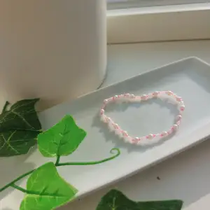 Ett rosa egengjort armband med stretchigtråd.🩷 35kr+15 kr frakt🩷
