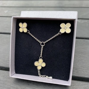 Halsband  - Fint somrigt halsband med gula blommor på. Använt fåtal gånger🌸