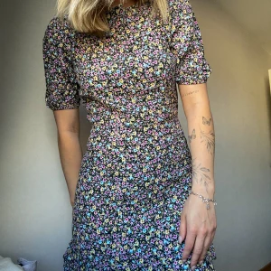Blommig klänning  - Blommig klänning från NA-KD med öppen rygg 🌸  Saknas en knapp men jag tycker det funkar bra ändå ☺️💕
