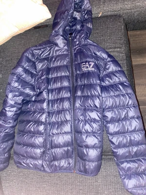 Ea7 jacka använd 1 eller 2 gånger - Säljer min ea7 jacka för den är för liten men perfekt för sommaren och våren 