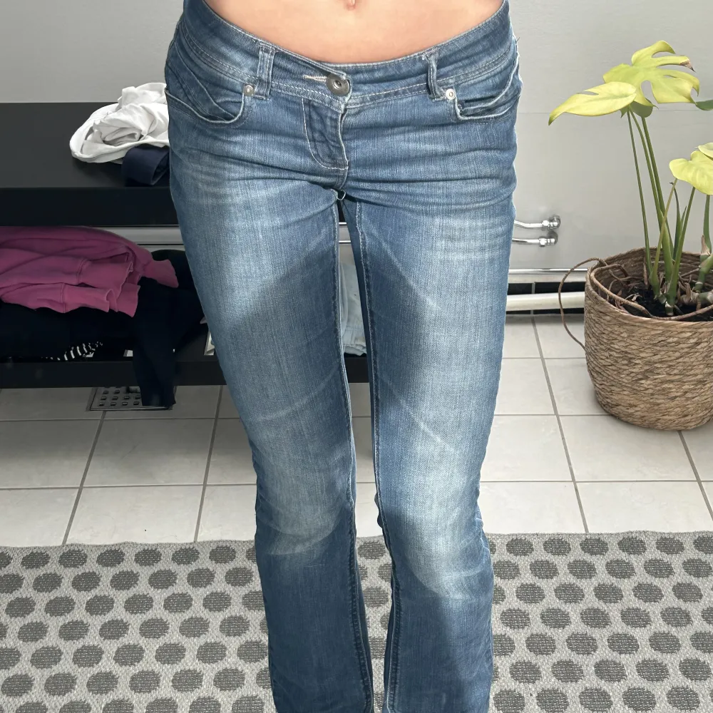 Säljer nu mina fina lågmidjade bootcut jeans. De är mörkblå/blå med dragkedjor på fickorna bak! Storlek W26L32, från Only. Skriv vid frågor💗. Jeans & Byxor.