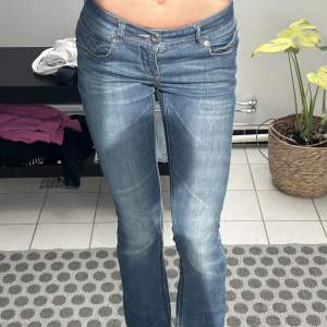 Säljer nu mina fina lågmidjade bootcut jeans. De är mörkblå/blå med dragkedjor på fickorna bak! Storlek W26L32, från Only. Skriv vid frågor💗