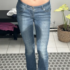 Lågmidjade jeans  - Säljer nu mina fina lågmidjade bootcut jeans. De är mörkblå/blå med dragkedjor på fickorna bak! Storlek W26L32, från Only. Skriv vid frågor💗