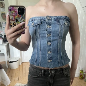 Zara denim top - Aldrig använd! Budgivning om många är intresserade! Alla priser är + frakt<3