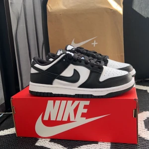 Nike dunk low panda (DS) - Säljer ett par helt nya dunk panda i strl 37,5. Kvitto medföljer såklart.