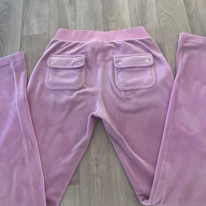 Juicy byxor - Nu säljer jag mina älskade juicy byxor eftersom jag rensar garderoben!😍De är i fint skick, enda defekten är att ena metall grejen lossnat på snöret, vilket inte syns när man har de på sig, tvättas självklart innan leverans, kontakta mig för frågor/bilder🫶🏻
