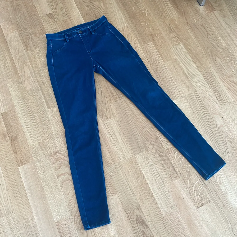Stretchable jean leggings. See image for size guide. In good condition, only back pockets.. Jeans & Byxor.