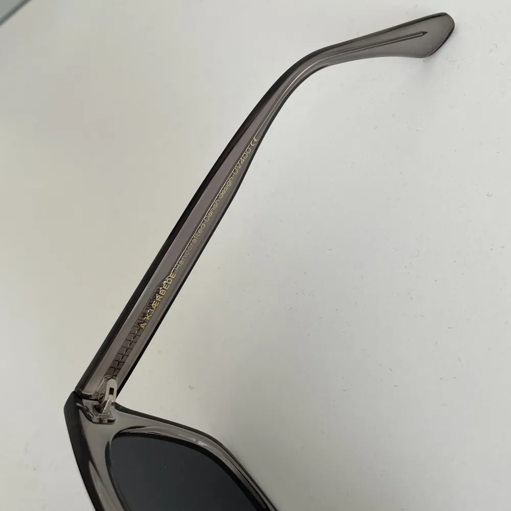 Liknar chimi 04 grey solglasögon från märket A.kjaerbede eyewear  Skriv vid frågor . Övrigt.