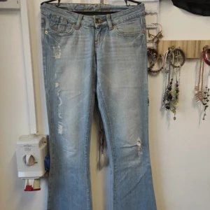 Lågmidjade jeans - DÖ snygga lådmidjade jeans med slitningar. Jeansen är köpa secondhand så vet ej märke. Storlek S, jag är en storlek M. (Jag är 171 för referens men fick inte upp byxorna hela vägen)  Midja: 80cm Ytterbenslängd: 103cm HÖGSTA BUD 550