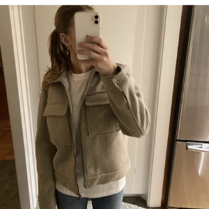 Kappa  - Säljer denna super fina beiga kappa från vero Moda. Jag har vanligtvis xs och på mig är den lite oversized (se bild 3) Hon på 1&2 är vanligtvis S, och stl på jackan är M Så skulle säga den passar Xs-M