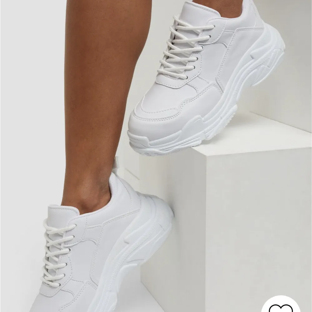 Vita sneakers storlek 39, använda 1 gång. Säljer då de inte passar💕. Skor.
