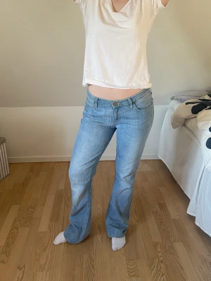 Lågmidjade Lee Jeans!!  - Ett par lågmidjade Lee jeans som jag köpt second hand men som tyvärr inte passar på mig, dem är långa i benen och jättesköna- dessutom snygga 🙏🏼 hör av dig för frågor 🧡