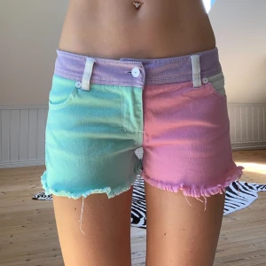 Färgglada shorts - Väldigt gulliga shorts i pastellfärger 🌸De sitter lågmidjat och är bekväma att röra sig i!! Jag är 165