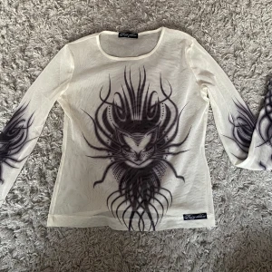 Mesh topp - Cool meshtopp som jag köpte på sellpy, sparsamt används i coolt tryck💕