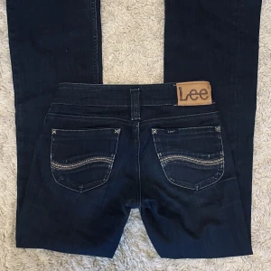 Lågmidjade Lee jeans - Lägger upp igen pga oseriöst bud || Säljer mina snygga jeans från Lee då jag har allt för många jeans. ❤️De har en bootcut och lågmidjad modell. Midjemåttet är 35cm och innerbenslängden är 74. Storleken är W25, L31. Köpare står för frakt! 🫶