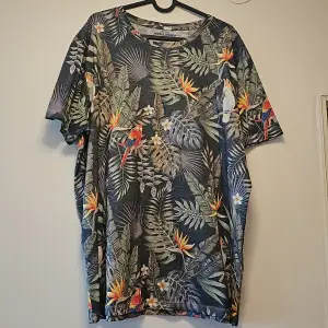Tropisk T-shirt från jack & jones storlek L! Använd 1 gång Köpt för 199 säljer för 100kr