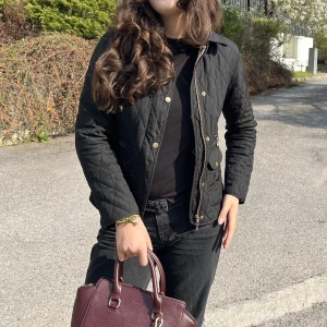 Svart allvädersjacka  - Jag säljer denna snygga jacka som är för lite för liten på mig som är S. Och är perfekt nu och sen till hösten. Detta är dock intressekoll så lägg bud ifall ni är intresserad av att köpa. 