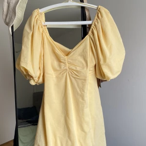 Gul klänning BikBok - Från BikBok i storlek L. I väldigt bra skick, använd 1 gång. Kan både posta och träffas upp i Stockholm :) Kan även skicka bild på hur klänningen sitter på kroppen vid behov 