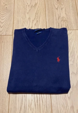 Polo Ralph lauren tröja  - Blå polo Ralph lauren tröja  Extremt bra skick  Skulle passa både män och kvinnor men är för män helt annars 