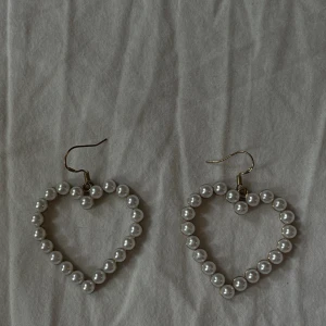 Örhängen  - Jätte söta örhängen med pärlor, använda fåtal gånger (frakt 15kr frimärke)