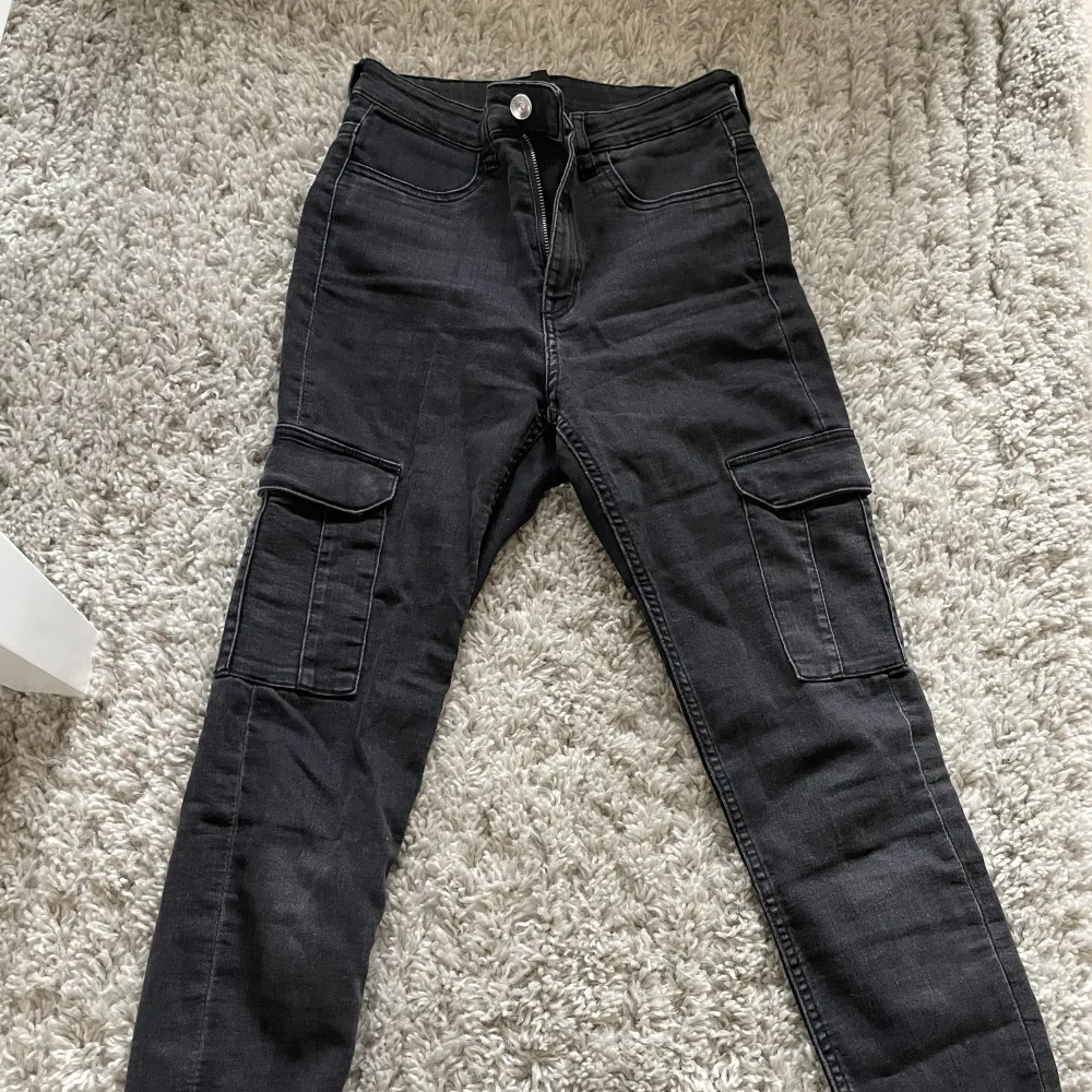 Säljer dessa fina jeansen eftersom de knappt kommer till användning längre, då de är för små för mig ⭐️. Jeans & Byxor.