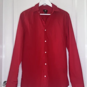 Röd H&M skjorta - TTS Använd ett fåtal gånger Perfekt skjorta för dig som vill spruta skumpa med maximal precision