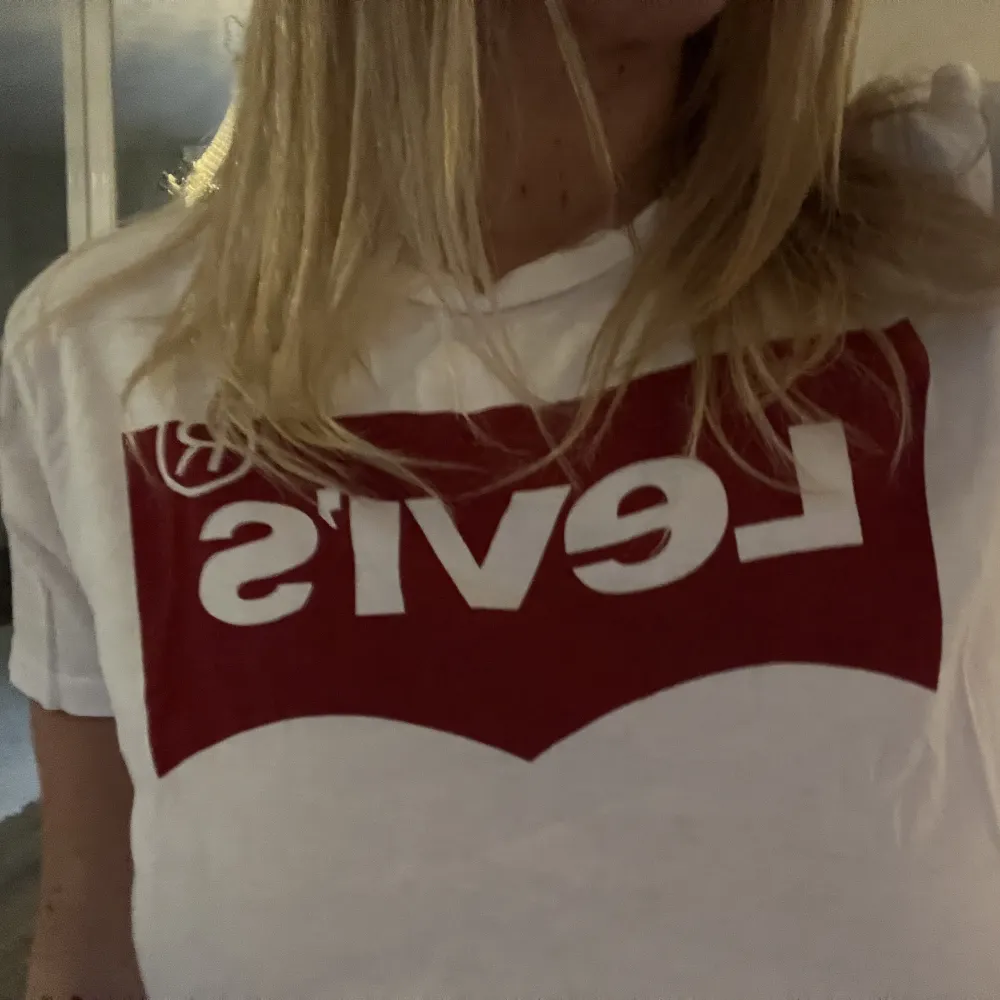 Klassisk t-shirt från Levis.   Använd men är i gott skick.   Köparen står för fraktkostnad, kan mötas upp i Jönköping och Göteborg.. T-shirts.