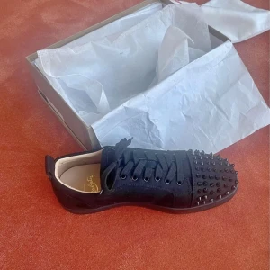 Christian Louboutin skor - Ett par oanvända Louboutin skor som är storlek 43 kan även lösa storlek 42 och 44