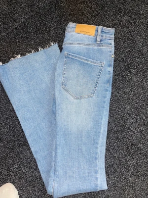Bootcut jeans med slit - Bootcut jeans med slit från stradavius i storlek 34, fint skick🥰