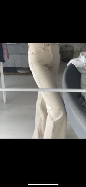 Beige jeans strl 34  - Fina oanvända jeans, jag är 170 lång och dom är ner till fötterna. 