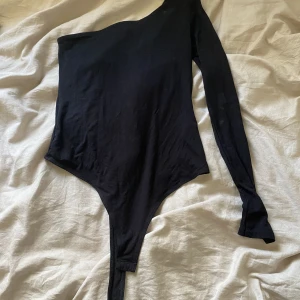 Enärmad body ASOS - Svart enärmad body från ASOS i storlek 38. Använd 1 gång.